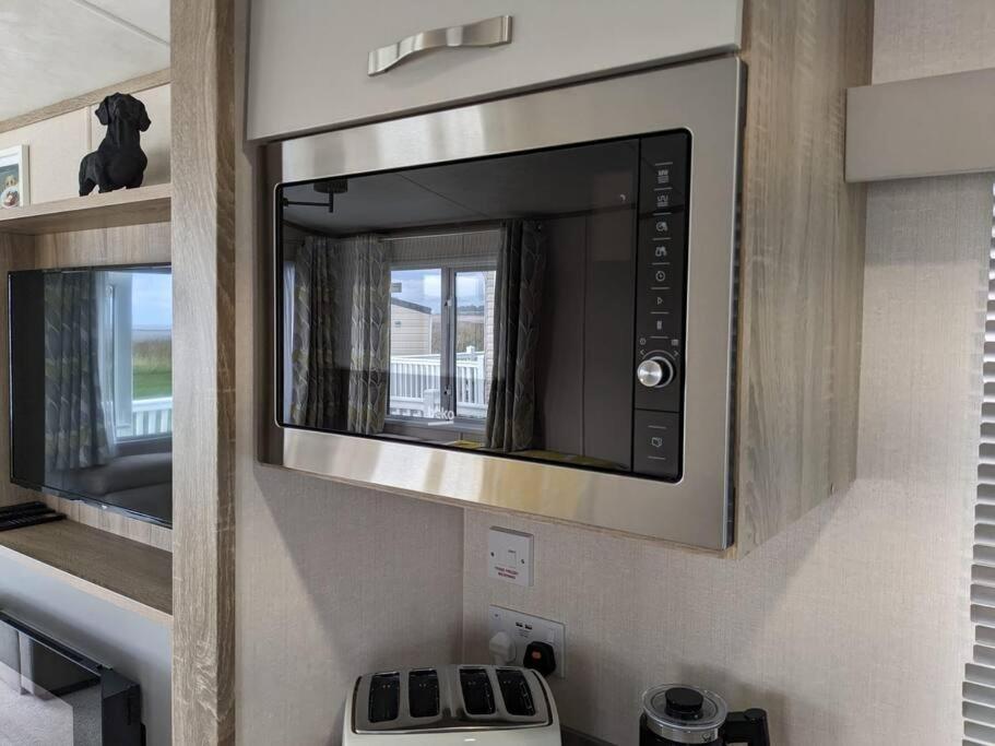 Beautiful Pet Friendly Southerness Caravan With Sea View & Decking Area Mainsriddle Exterior foto