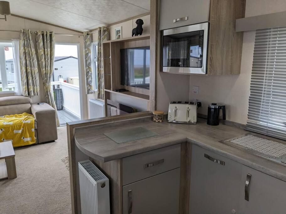 Beautiful Pet Friendly Southerness Caravan With Sea View & Decking Area Mainsriddle Exterior foto