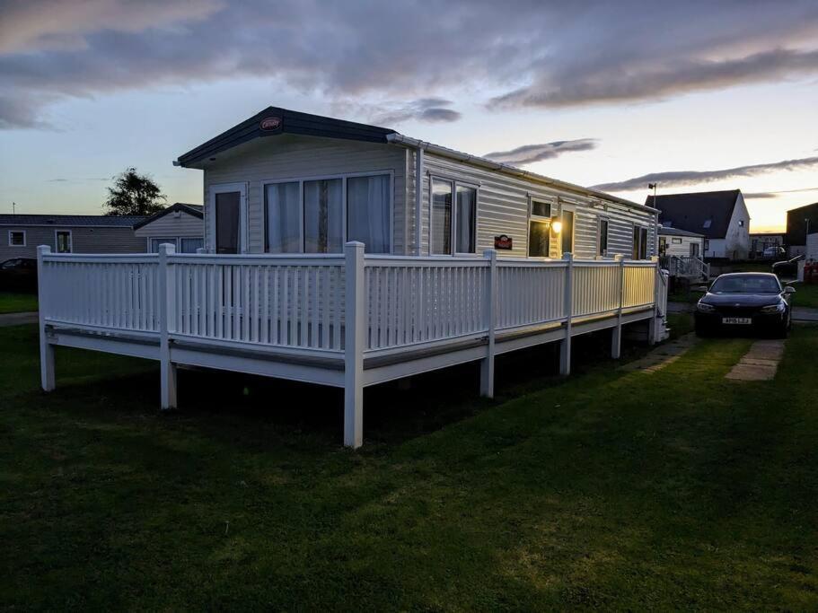 Beautiful Pet Friendly Southerness Caravan With Sea View & Decking Area Mainsriddle Exterior foto