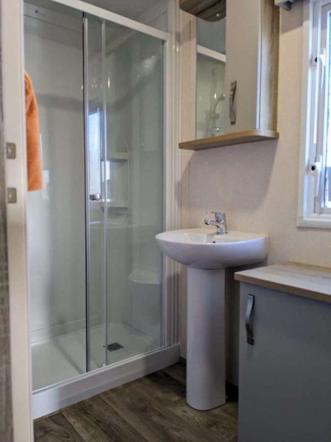 Beautiful Pet Friendly Southerness Caravan With Sea View & Decking Area Mainsriddle Exterior foto